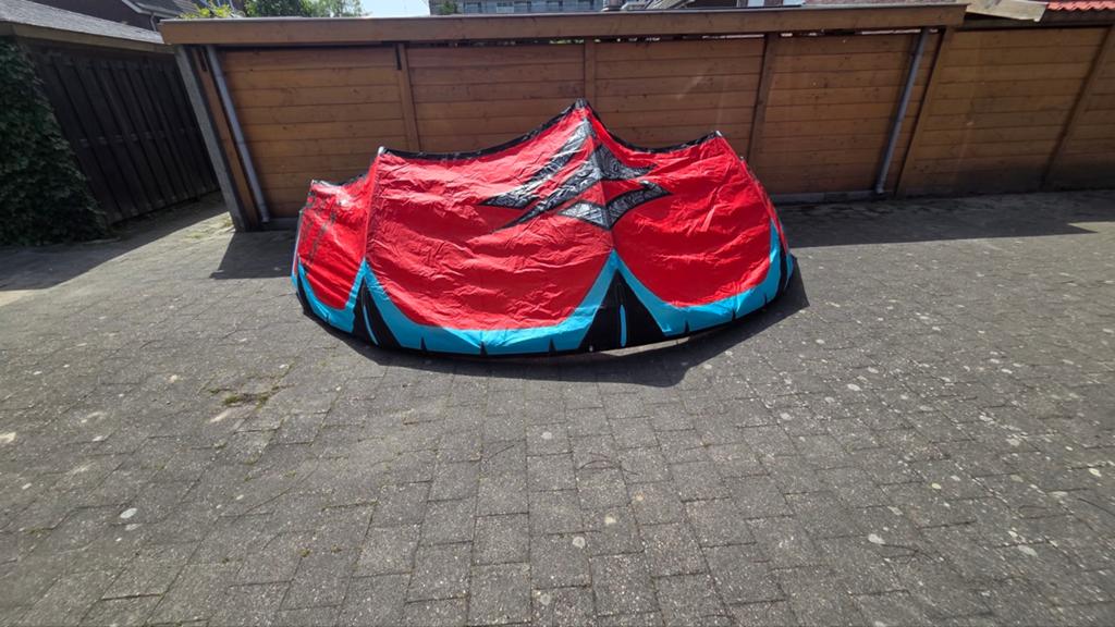 Naish Phoenix 8m – vrijwel nieuw – €475, Watersport en Boten, Kitesurfen, Zo goed als nieuw, Geen board, Ophalen of Verzenden