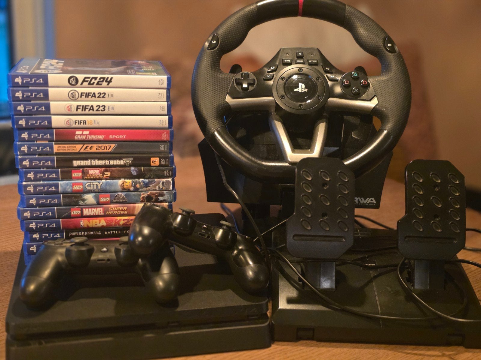 PS4 Slim pakket met 2 controllers, stuur en 15 games – FC24,, Vanaf 18 jaar, Overige genres, Ophalen of Verzenden, Zo goed als nieuw
