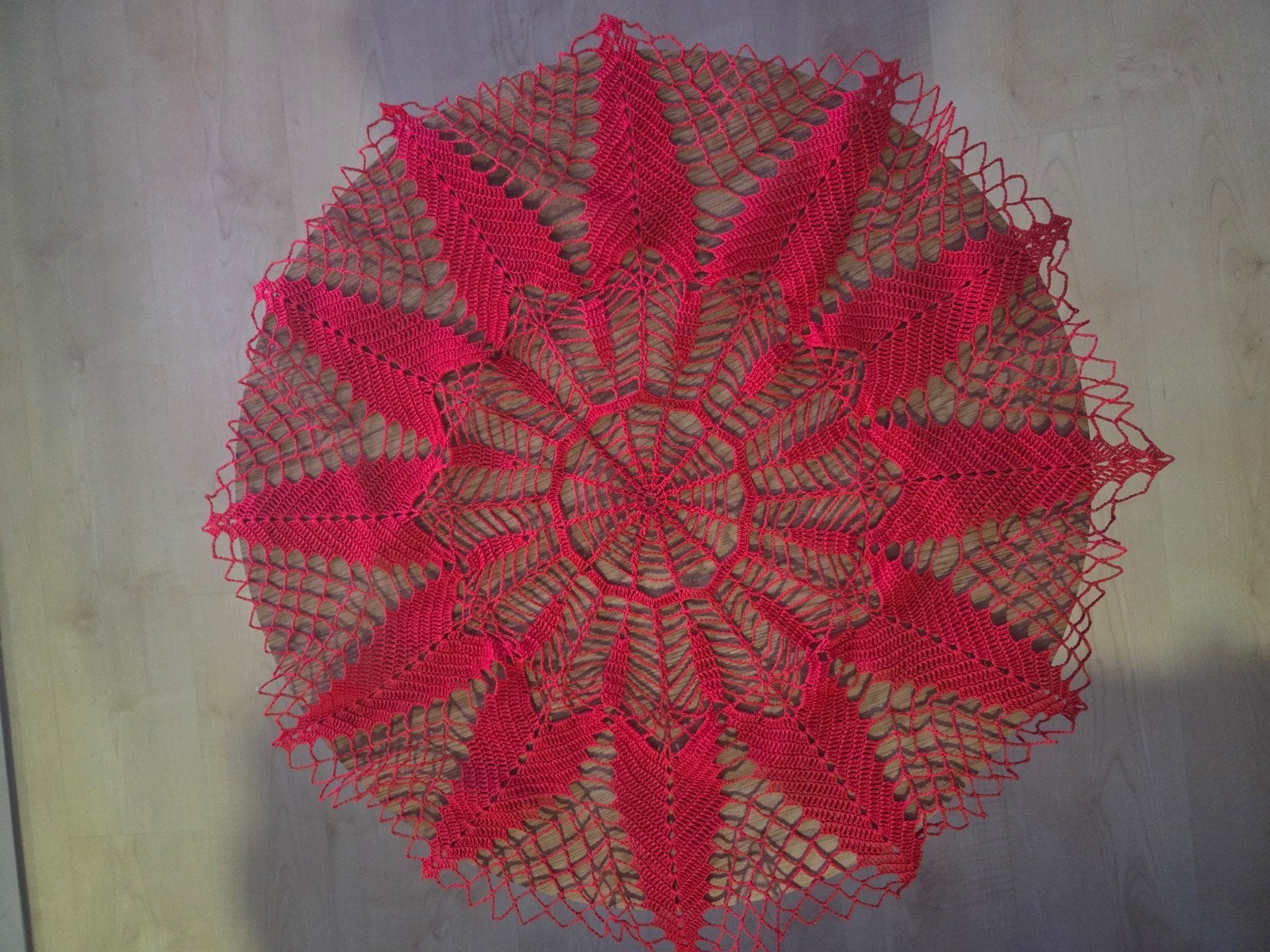 Handgemaakt rood gehaakt tafelkleedje/kleedje, Rond, Nieuw, Ophalen of Verzenden, Katoen