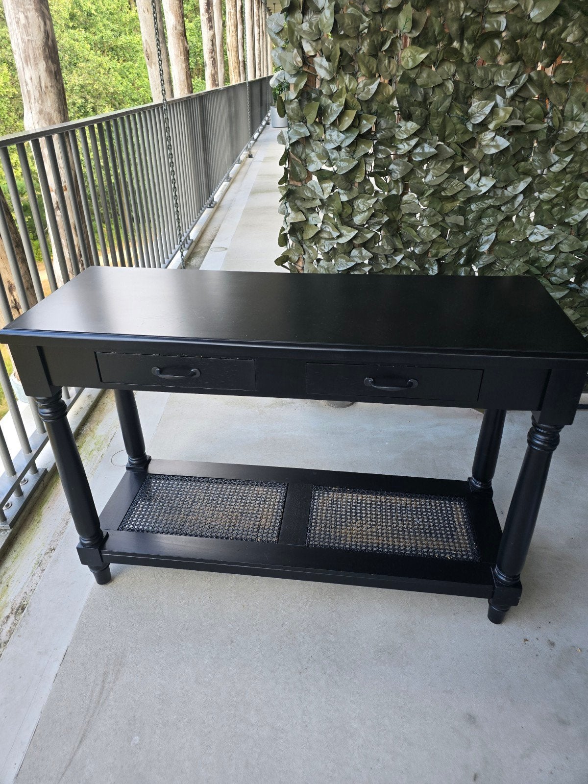 Zwarte sidetable met rotan details, Huis en Inrichting, Tafels | Sidetables, Ophalen, Gebruikt, Overige houtsoorten, Minder dan 50 cm