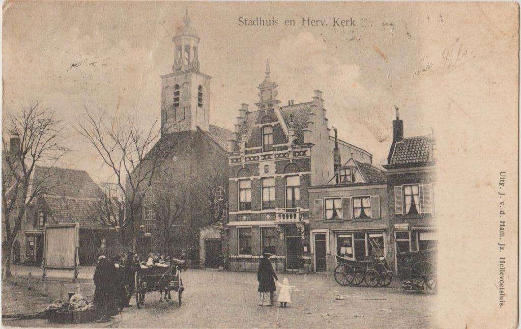 1905 ? hellevoetsluis zeeland stadhuis herv. kerk dorpsbeeld, Ophalen of Verzenden, Voor 1920, Gelopen, Zeeland
