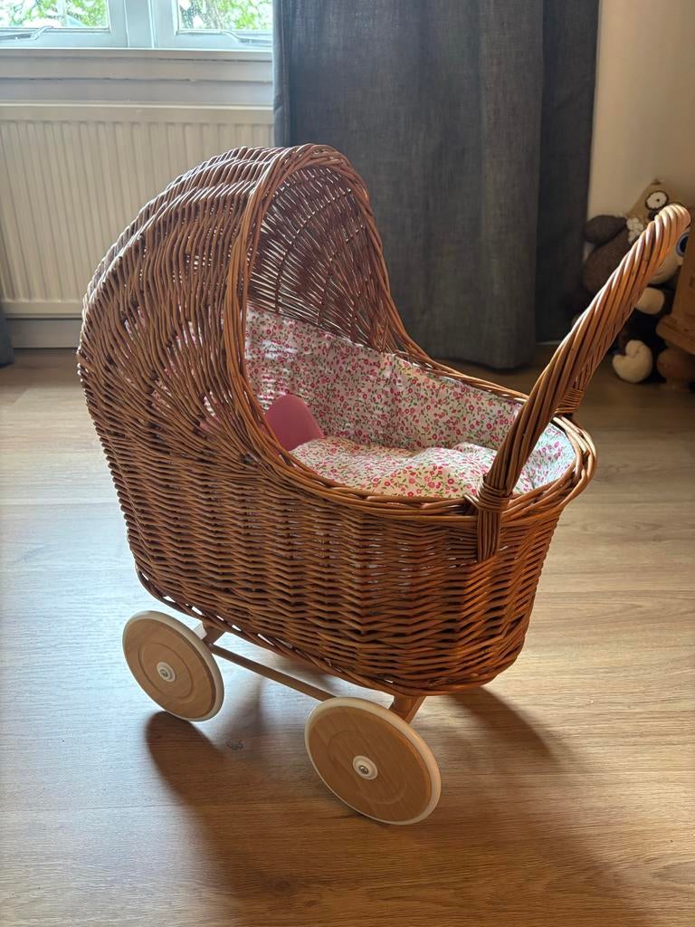 Rotan poppenwagen met pop en accessoires, Ophalen, Zo goed als nieuw, Babypop