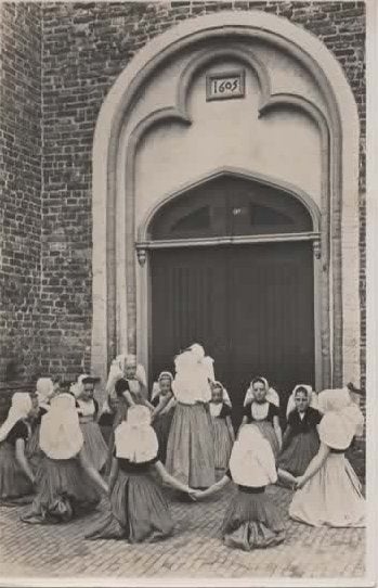 Souburg Spelletje spelen bij ingang Kerk, Verzenden, 1940 tot 1960, Ongelopen, Zeeland