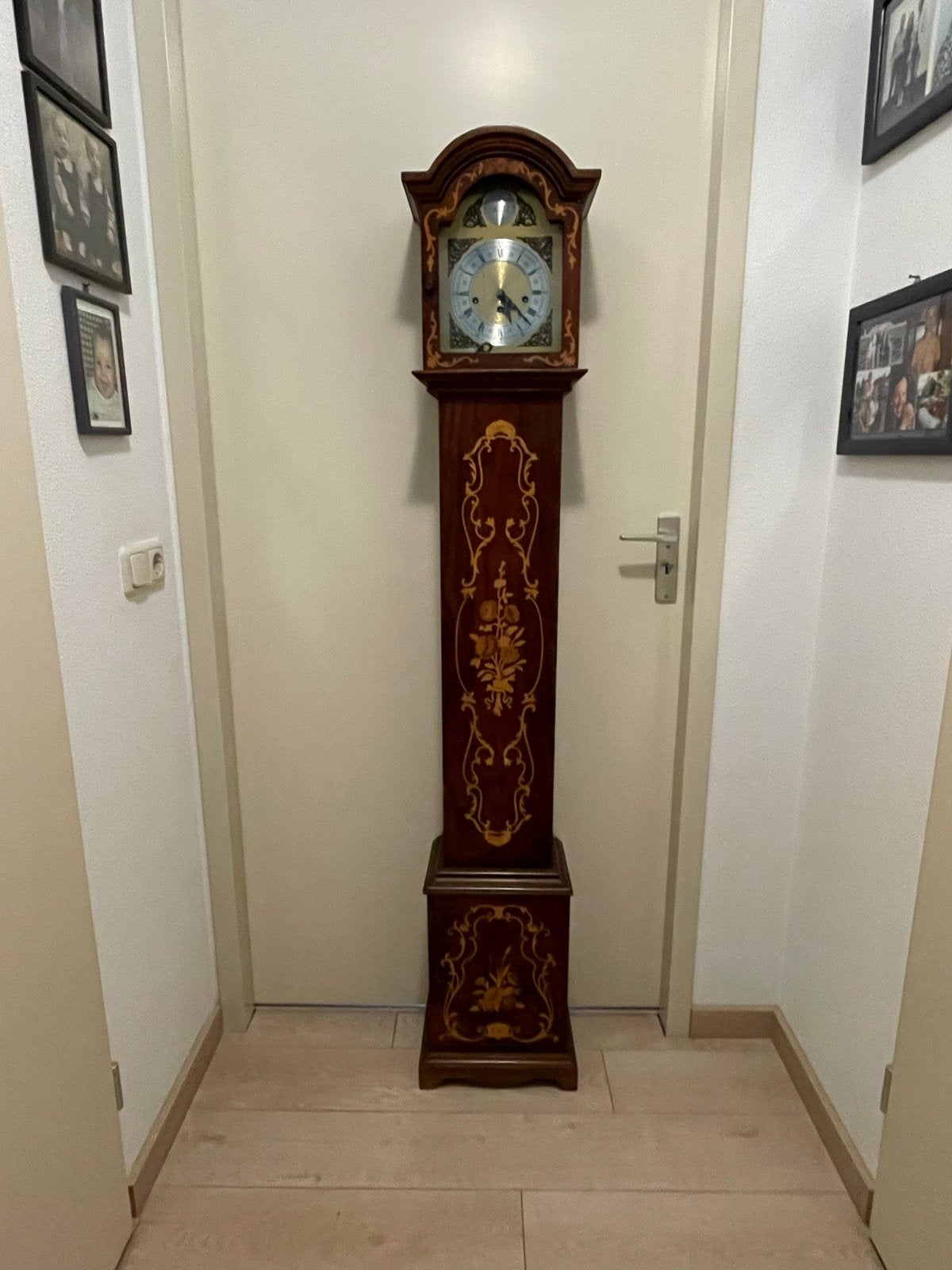 Staande  klok met inlegwerk - Tempus Fugit, Ophalen