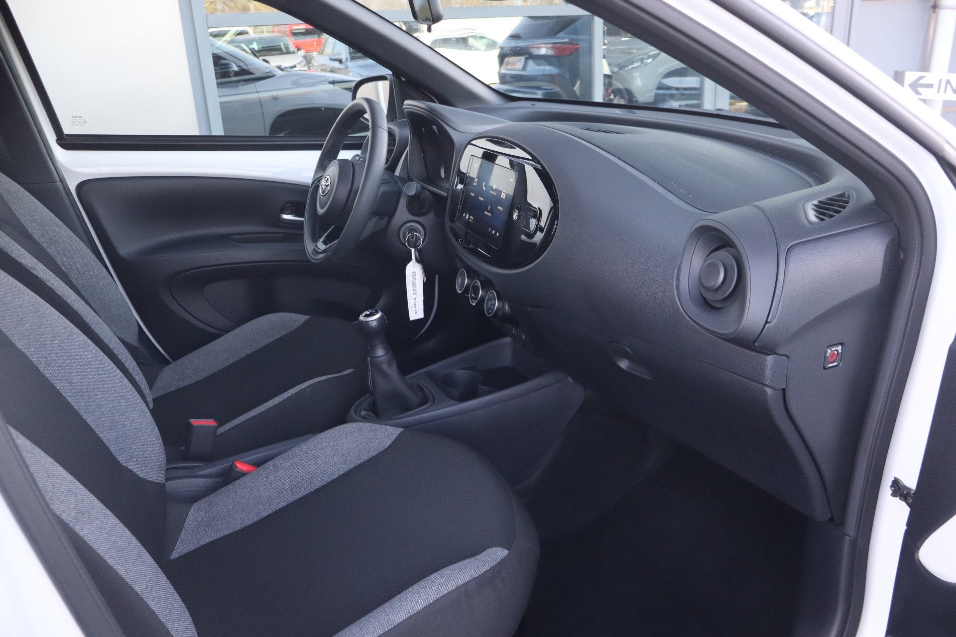 Toyota Aygo X 1.0 VVT-i MT Play - NL- Auto! (bj 2024), Auto's, Stof, Gebruikt, 920 kg, 4 stoelen
