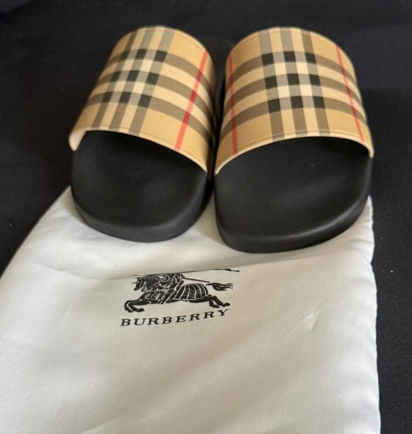 Burberry Slippers Maat 43, Kleding | Dames, Schoenen, Slippers, Bruin, Ophalen of Verzenden, Burberry