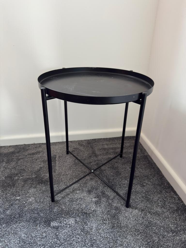 Ikea Gladom Salontafel met los dienblad (45x53 cm) zwart, Metaal of Aluminium, Rond, 55 tot 75 cm, Zo goed als nieuw