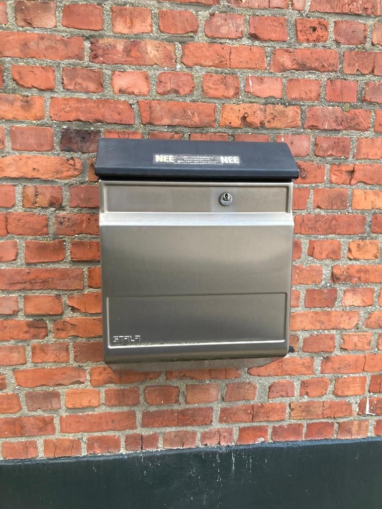 Stalen metalen muur wand ophang grote zilveren brievenbus, Tuin en Terras, Ophalen of Verzenden, Gebruikt, Rvs, Wandbrievenbus