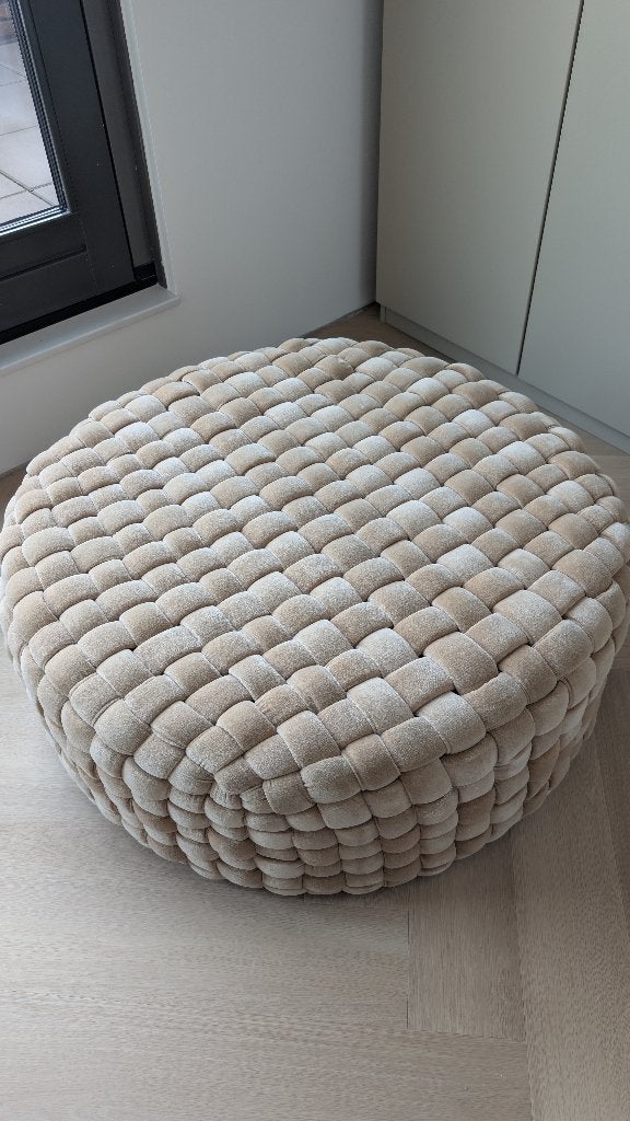 Grote ronde design poef – Gevlochten – Beige/Taupe – Ø 93 cm, Rond, Minder dan 50 cm, Ophalen of Verzenden, Zo goed als nieuw
