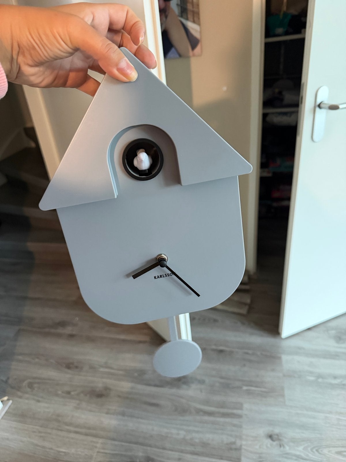 Karlsson Koekoeksklok Grijs - Modern Design, Huis en Inrichting, Ophalen, Grijs, Analoog, Werkt op batterijen