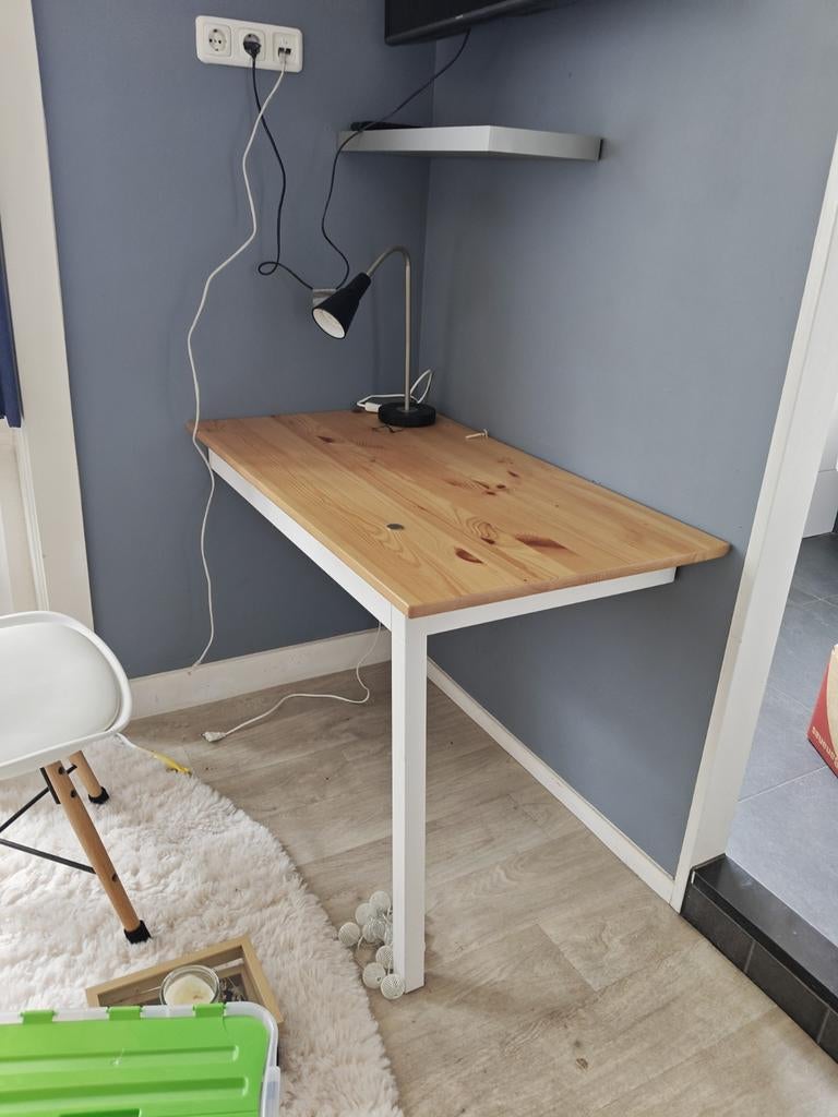 Net bureau met houten blad en wit onderstel, Huis en Inrichting, Bureaus, Overige typen, Gebruikt, Hout, Bruin