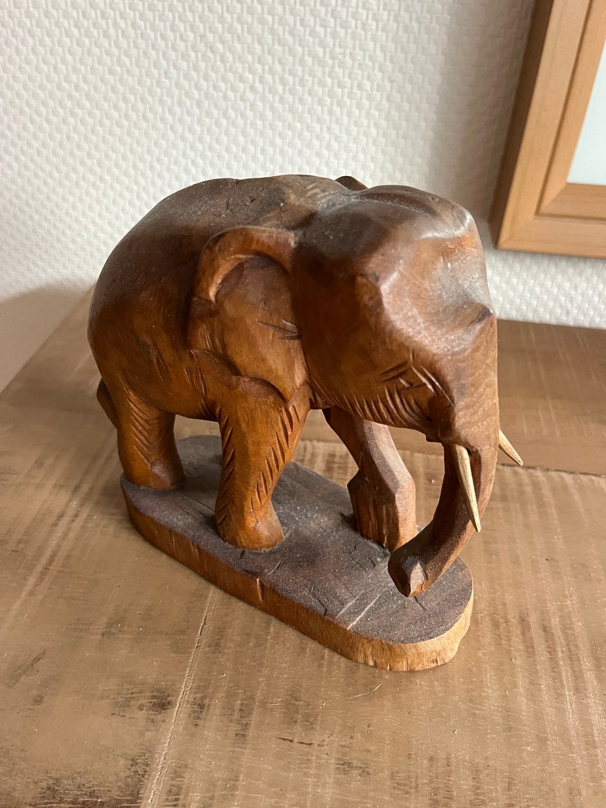 Houten olifant beeldje - Handgesneden decoratie, Minder dan 20 cm, Ophalen of Verzenden, Beeld, Hout