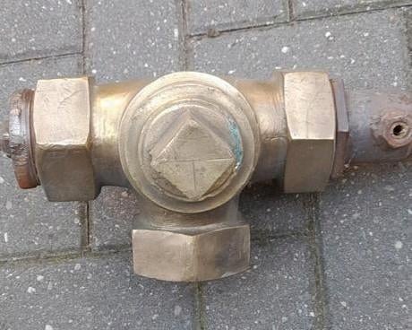 Grote messing t stuk afsluiter, Doe-het-zelf en Verbouw, Buizen en Afvoer, Overige materialen, Gebruikt, Overige typen, Ophalen of Verzenden