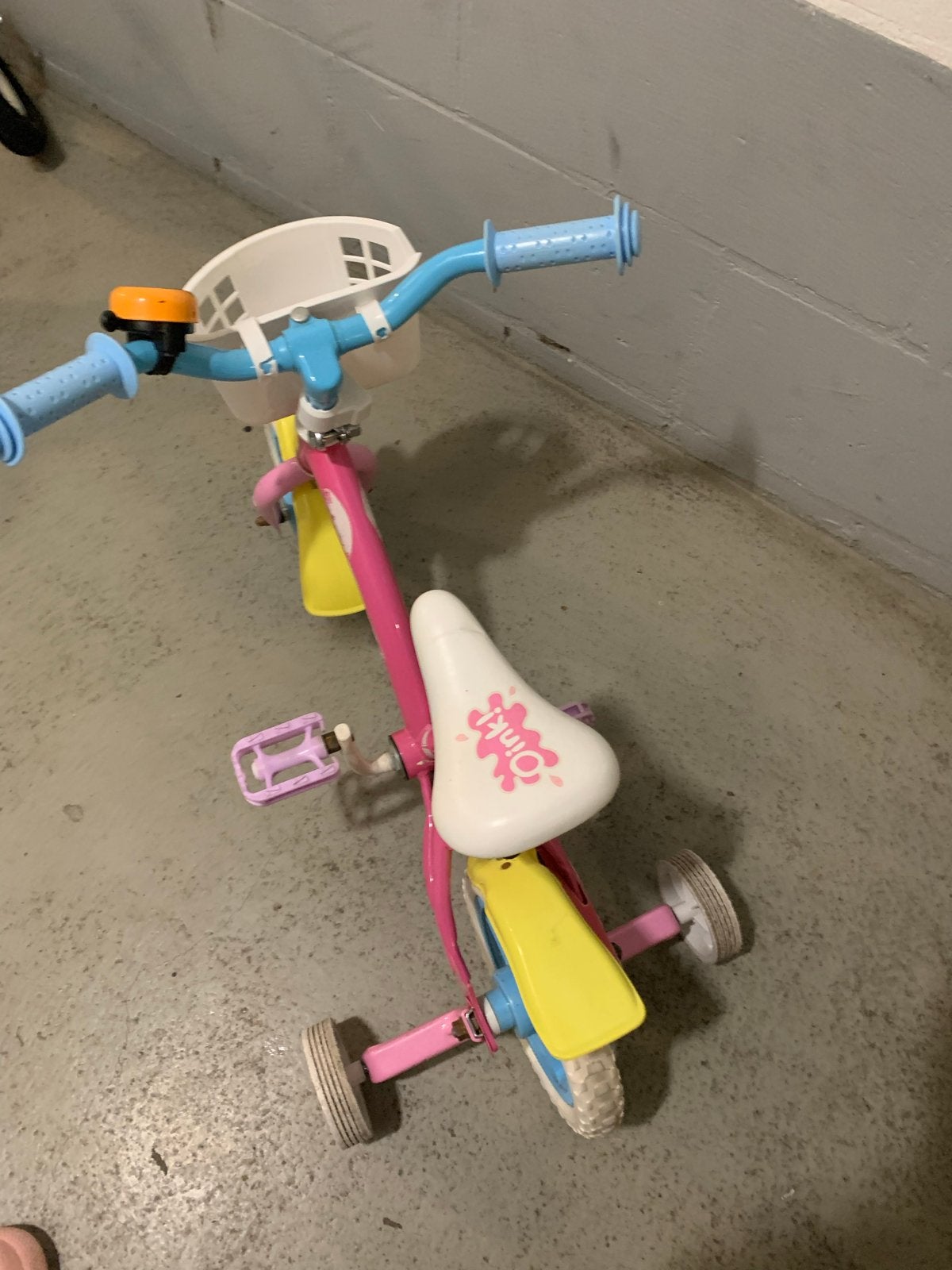 Roze kinderfiets met zijwieltjes en mandje, Terugtraprem, Zijwieltjes, Gebruikt, Ophalen of Verzenden