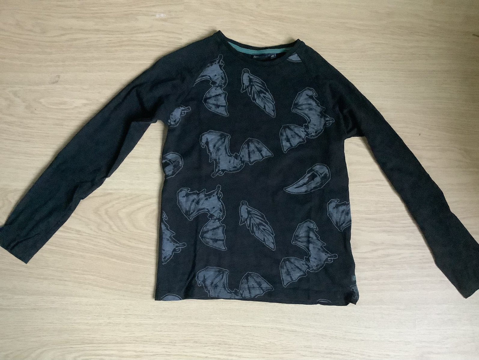 stoere zwarte longsleeve met vleermuizen maat 134, Kinderen en Baby's, Ophalen of Verzenden, Zo goed als nieuw, Jongen, Shirt of Longsleeve