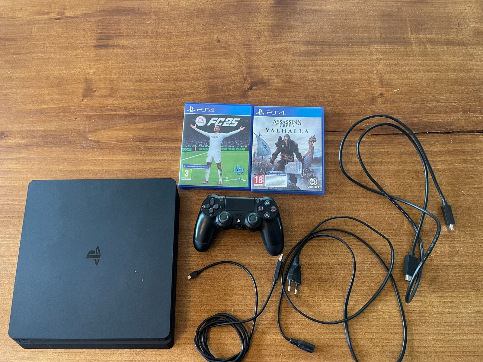 Sony Playstation 4 Slim 500 Gb, controller kabels en 2 games, Ophalen of Verzenden, Zo goed als nieuw, Met 1 controller, Slim