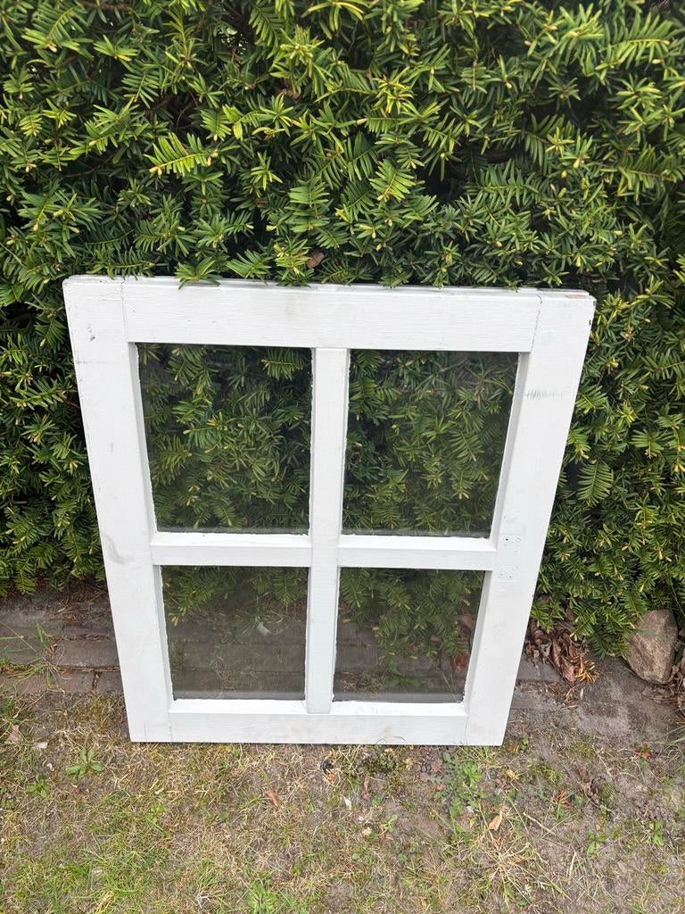 Wit houten raamkozijn met vier ruiten leuk ter decoratie, Gevelraam of Ruit, Gebruikt, Minder dan 80 cm, 80 tot 120 cm