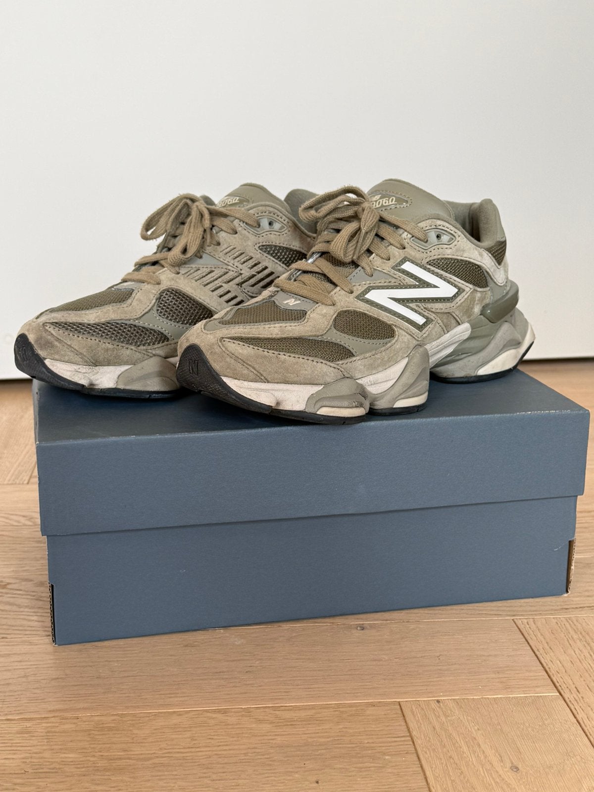 New Balance 9060 Dark Olivine (maat 41,5), Ophalen of Verzenden, Zo goed als nieuw
