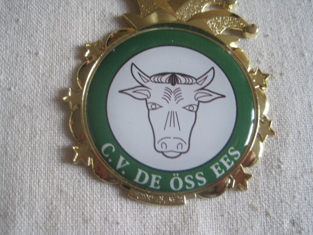 carnavals medaille cv  de oss eys, Ophalen of Verzenden, Overige materialen