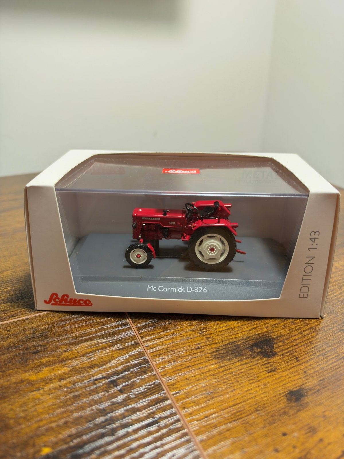 Schuco McCormick D-326 tractor 1:43 – Met vitrine, Verzenden