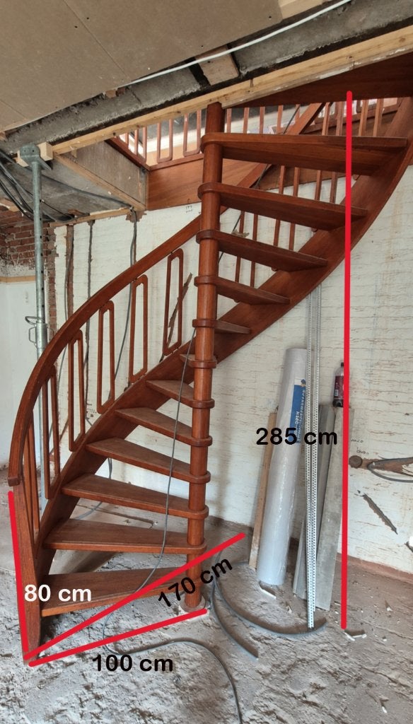 Foto 4 van Hardhouten wenteltrap/spiltrap met leuning en balustrade