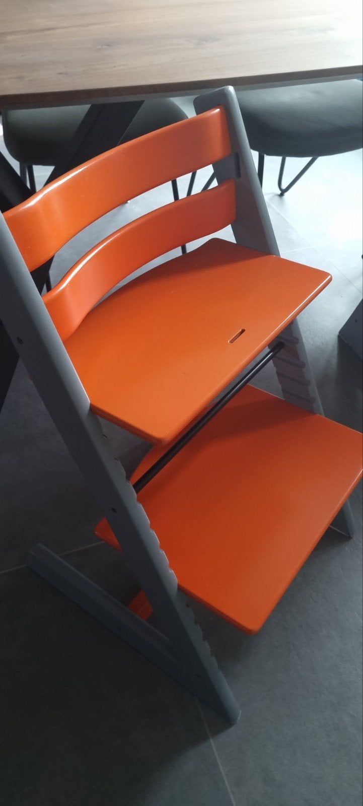 Stokke TrippTrapp stoel grijs met oranje zitting, Ophalen, Zo goed als nieuw, Meegroeistoel, Aanschuifbaar