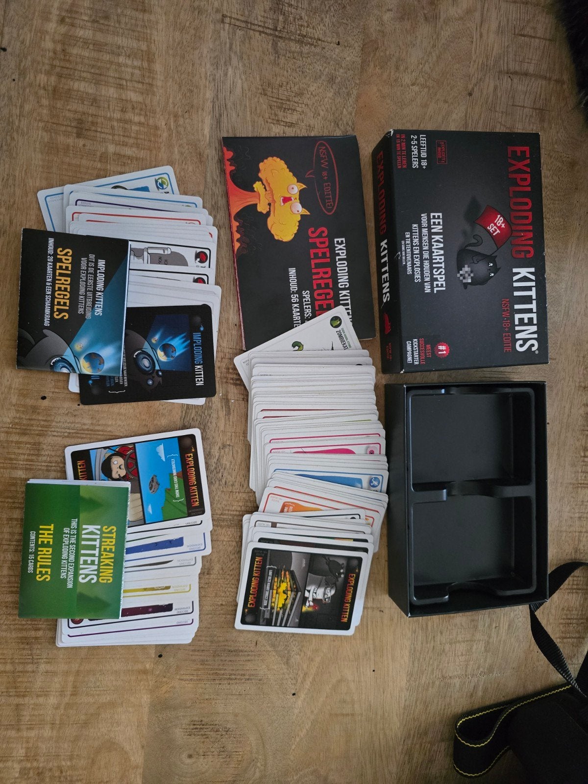 Exploding Kittens compleet met Imploding & Streaking NL, Vijf spelers of meer, Ophalen of Verzenden, Zo goed als nieuw, Exploding Kittens