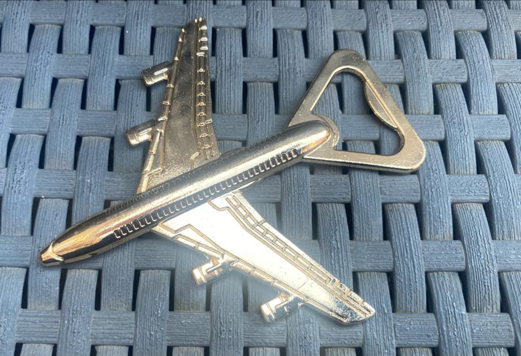 Flesopener in model vliegtuig - Goud-Design, Verzamelen, Ophalen of Verzenden, Zo goed als nieuw, Overige typen