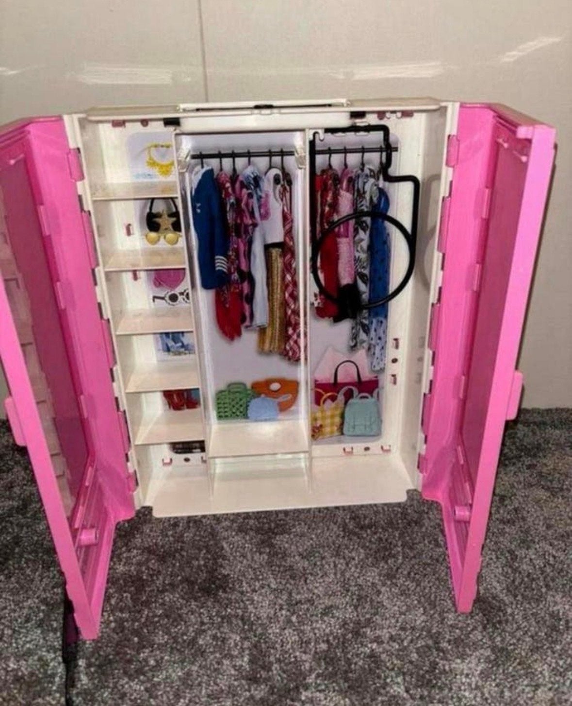 Barbie Draagbare Kledingkast met Hangers - Roze, Ophalen of Verzenden, Nieuw, Barbie