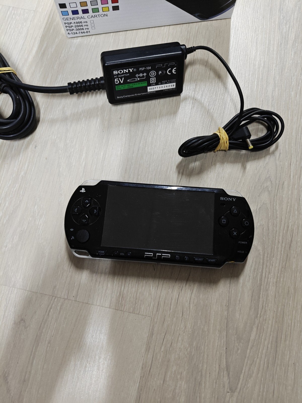 Sony PSP 2000 Zwart met oplader en doos, Gebruikt, 1-7-1 Konan, Minato-ku, Tokyo 108-0075, Japan, Ophalen of Verzenden, Sony Corporation