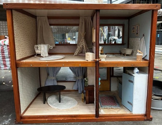 Poppenhuis volledig ingericht, Ophalen, Zo goed als nieuw, Poppenhuis