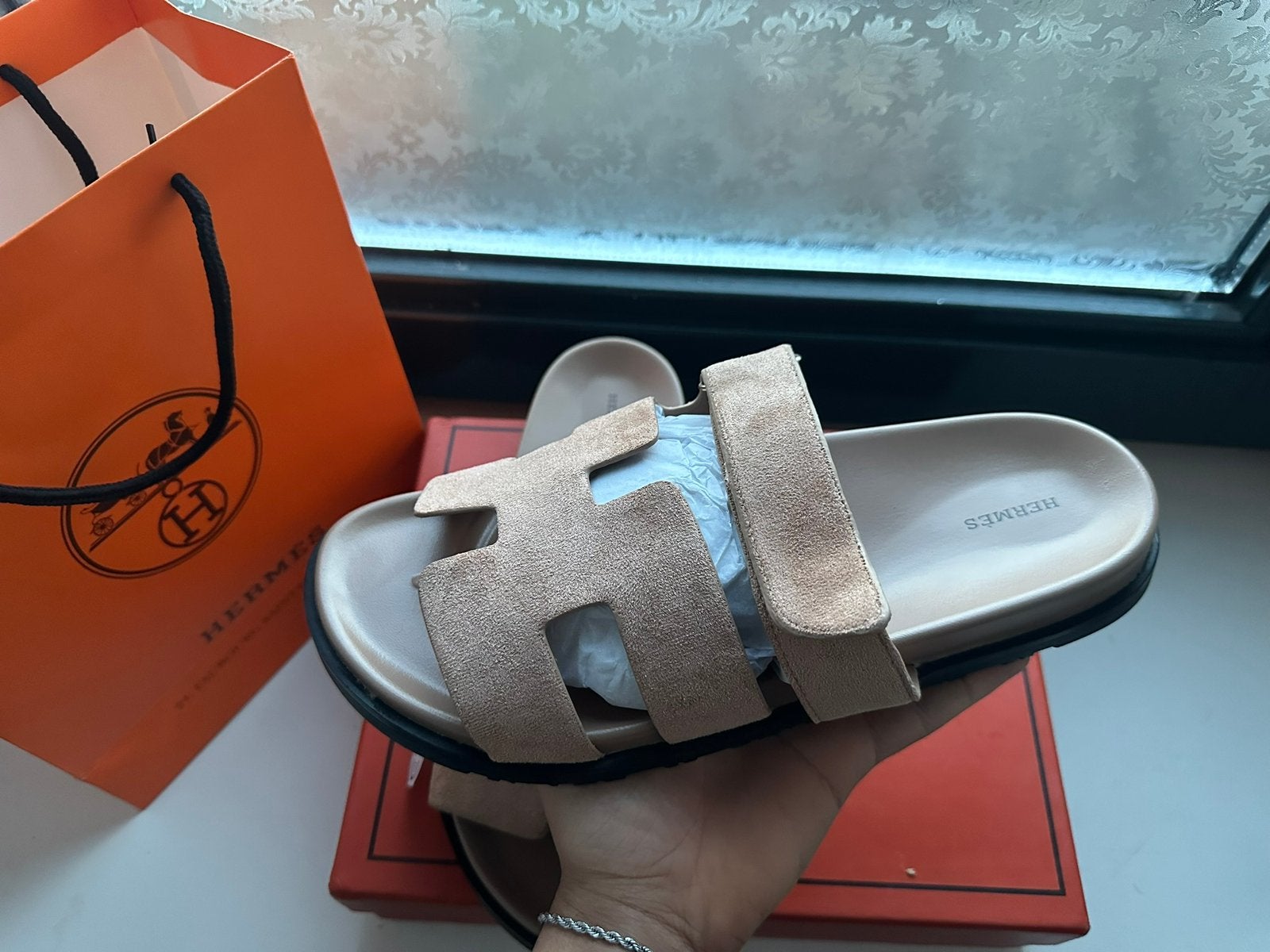 Hèrmes Chypre Slippers Beige NIEUW | 36 - 43, Kleding | Dames, Schoenen, Ophalen of Verzenden, Nieuw, Beige, Slippers