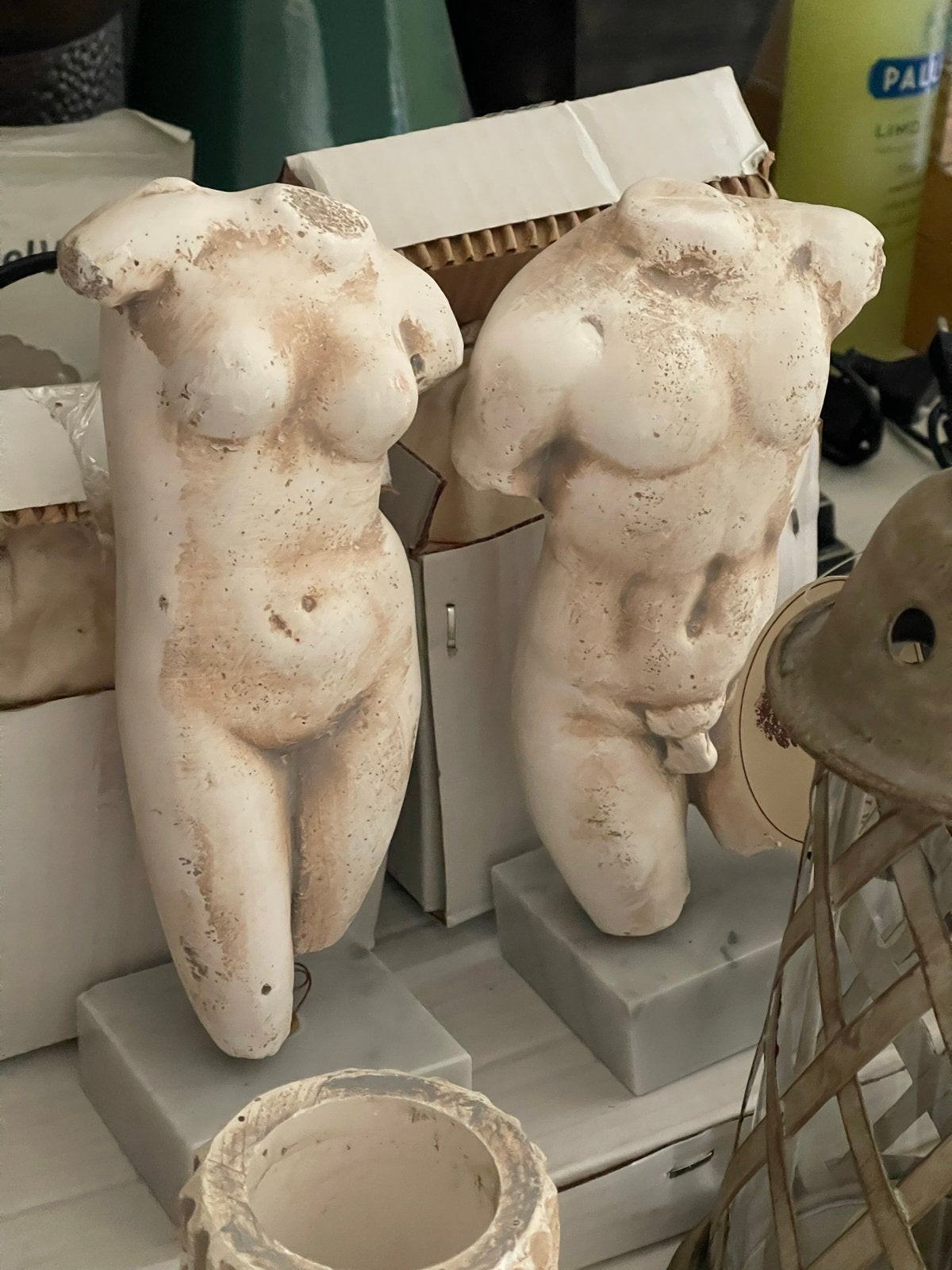 Klassieke torso beelden (man en vrouw) op marmeren sokkel, Ophalen of Verzenden, 20 - 50 cm, Beeld, Klassiek