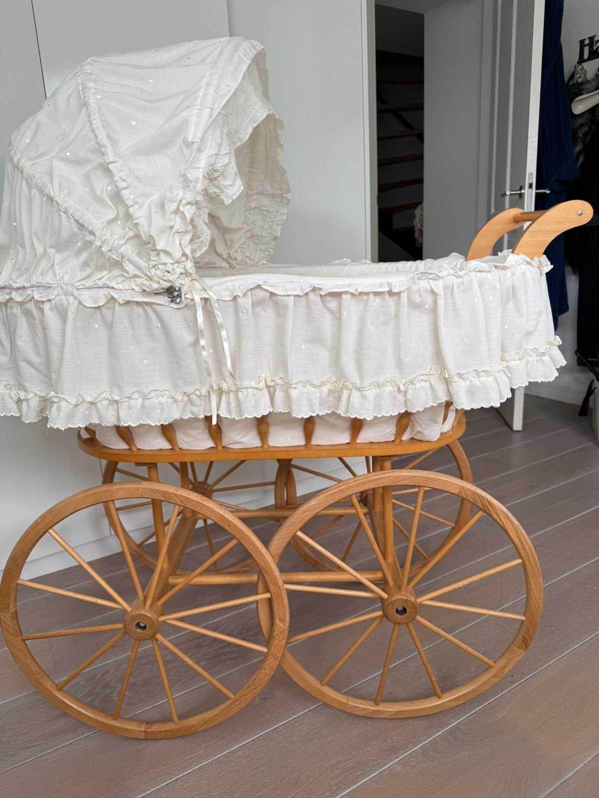 Mooie baby wieg op wielen, Kinderen en Baby's, Ophalen, Zo goed als nieuw, Wieg