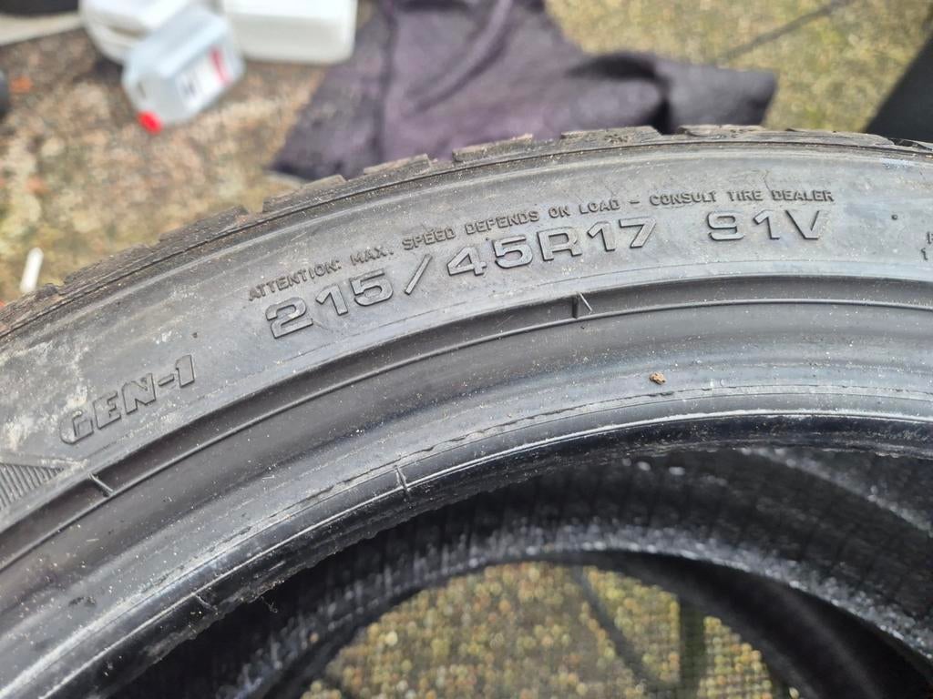 Winterbanden 215/45R17 goodyear, Auto-onderdelen, Banden en Velgen, 17 inch, Band(en), Personenwagen, Gebruikt