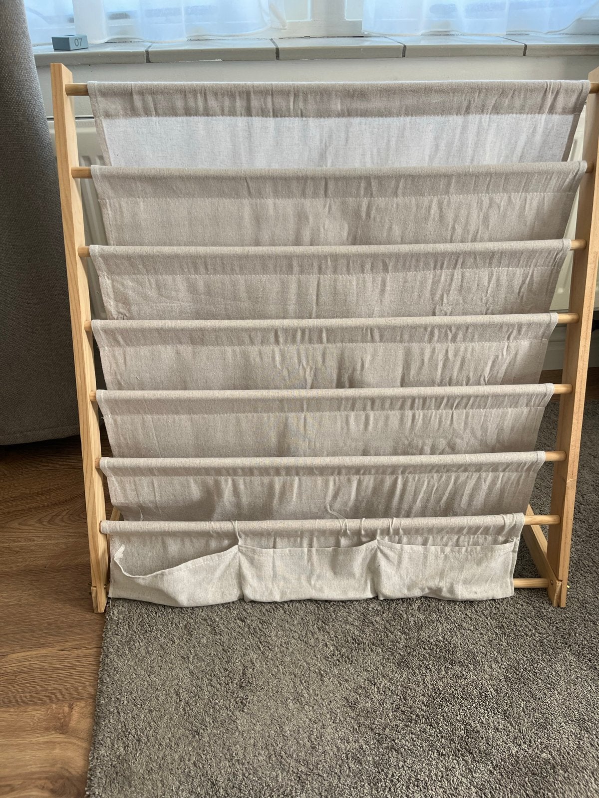 Houten kinderboekenrek met stoffen planken, Ophalen, Met plank(en), Gebruikt, 50 tot 100 cm