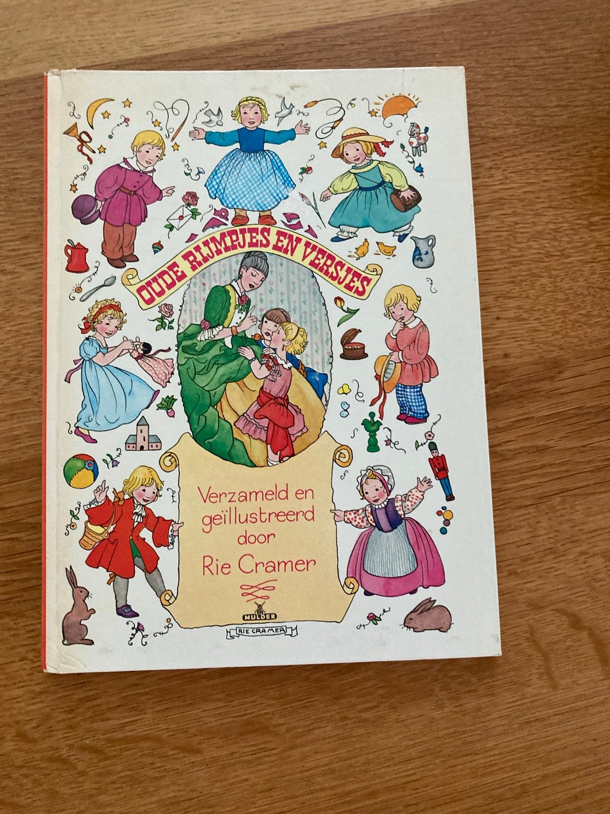Oude Rijmpjes en Versjes - Rie Cramer, Ophalen of Verzenden, Gelezen, Sprookjes