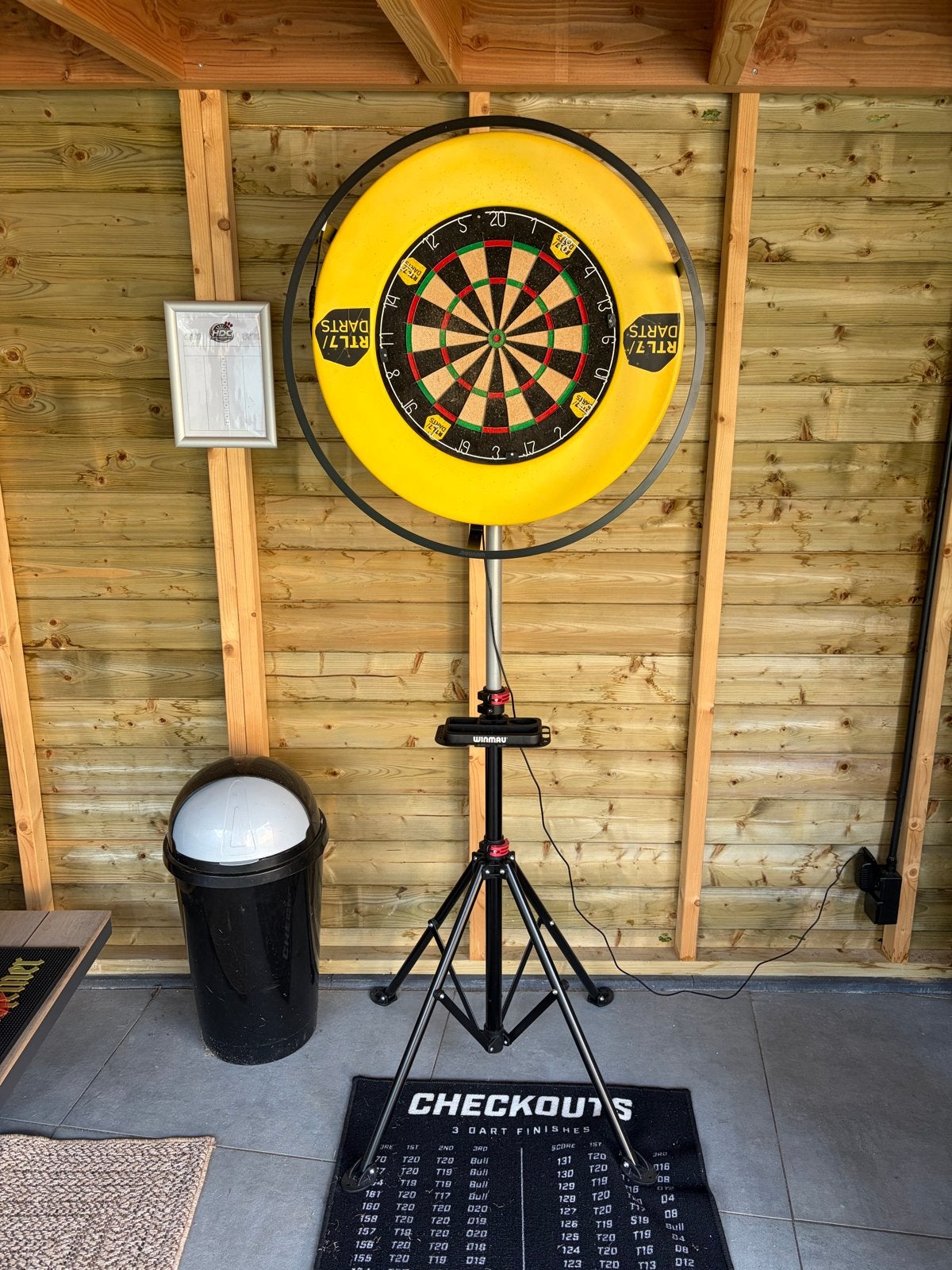 Dartbord met surround, standaard en LED-ring, Ophalen, Gebruikt, Dartbord met pijlen