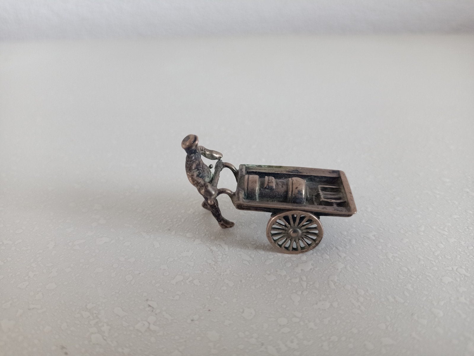 Antieke zilveren miniatuur kruiwagen met man, Ophalen of Verzenden