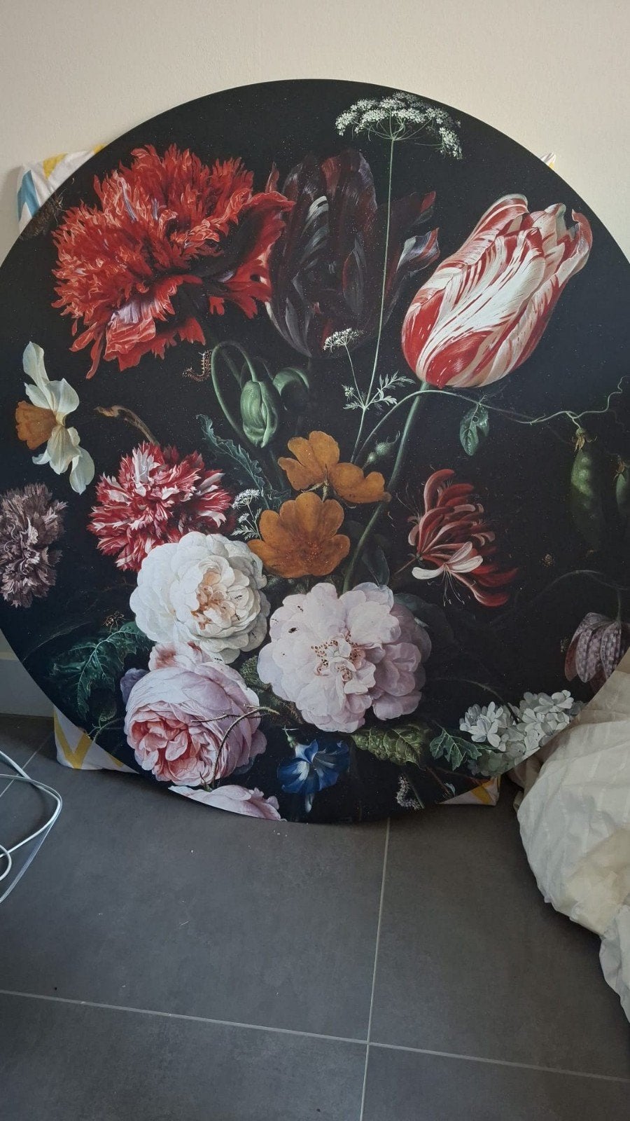 Rond schilderij met bloemen, donkere achtergrond, Huis en Inrichting, Woonaccessoires | Schilderijen, Tekeningen en Foto's, Ophalen