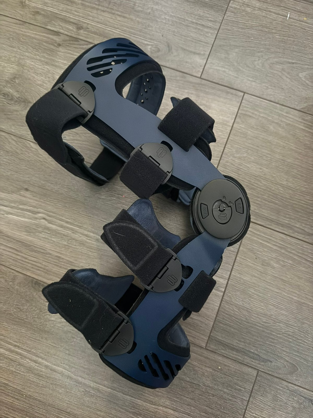 Knie brace Bauerfeind SecuTec Genu | rechter knie maat 4, Verzenden, Gebruikt