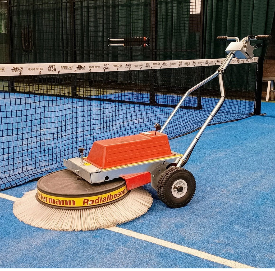 Prestige Master Borstelmachine voor onderhoud padelbanen, Ophalen, Gebruikt