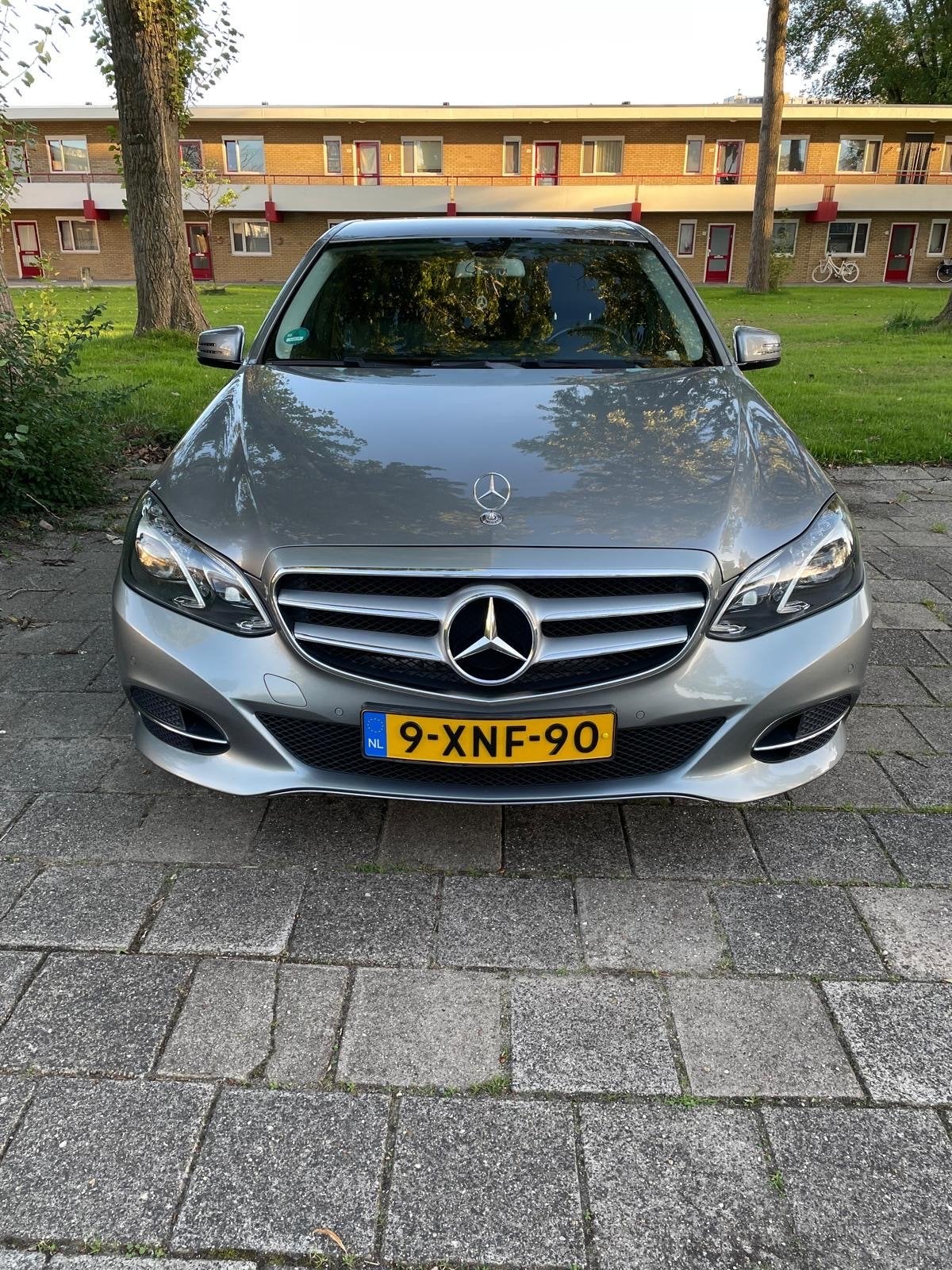 Mercedes-Benz E-Klasse E200 2.0 135KW Aut7 2014 Grijs, Auto's, Achterwielaandrijving, 4 cilinders, Particulier, Zilver of Grijs