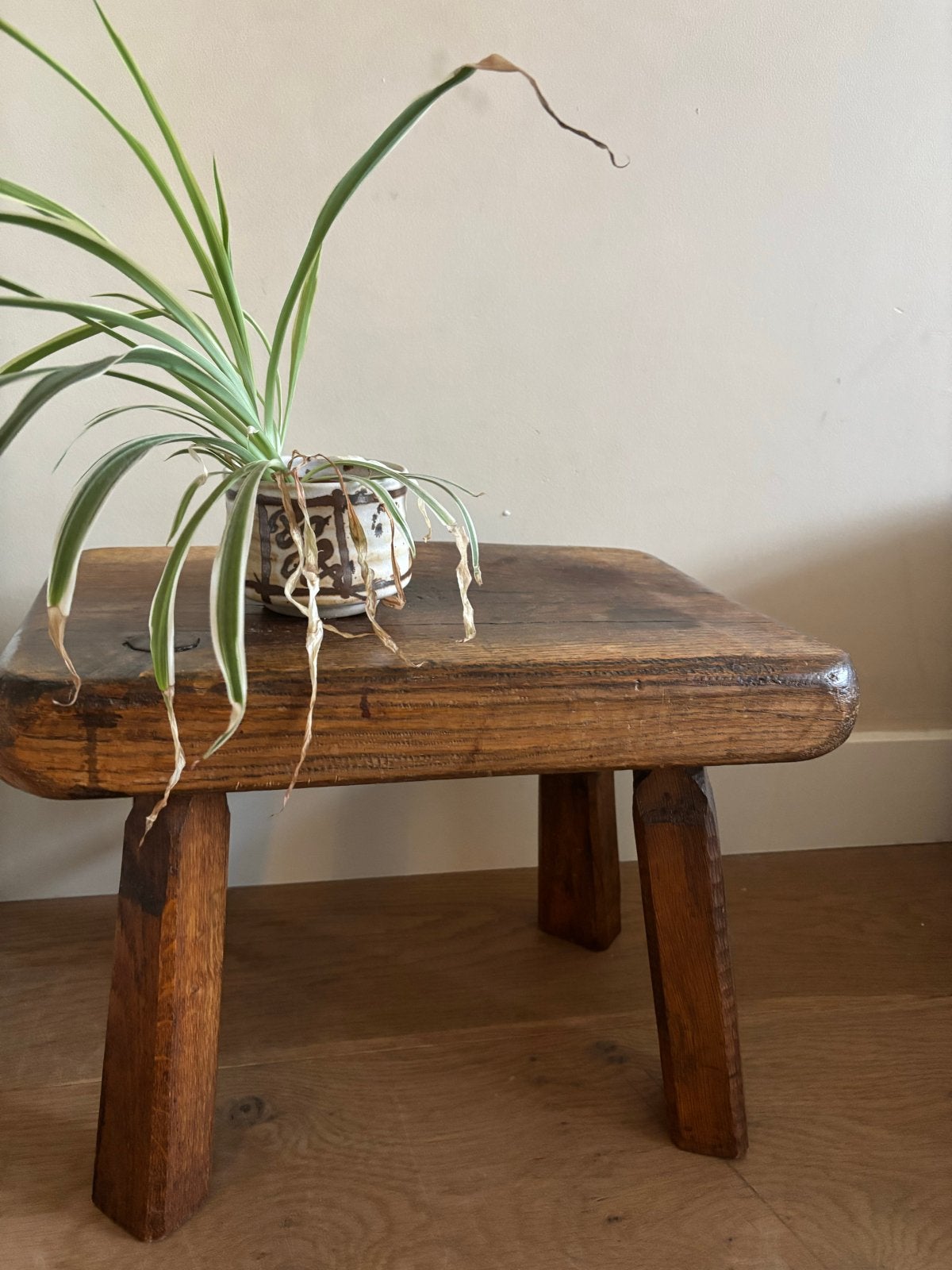 Brutalist houten krukje / bijzettafel, Huis en Inrichting, Krukjes, Gebruikt, Hout, Ophalen of Verzenden