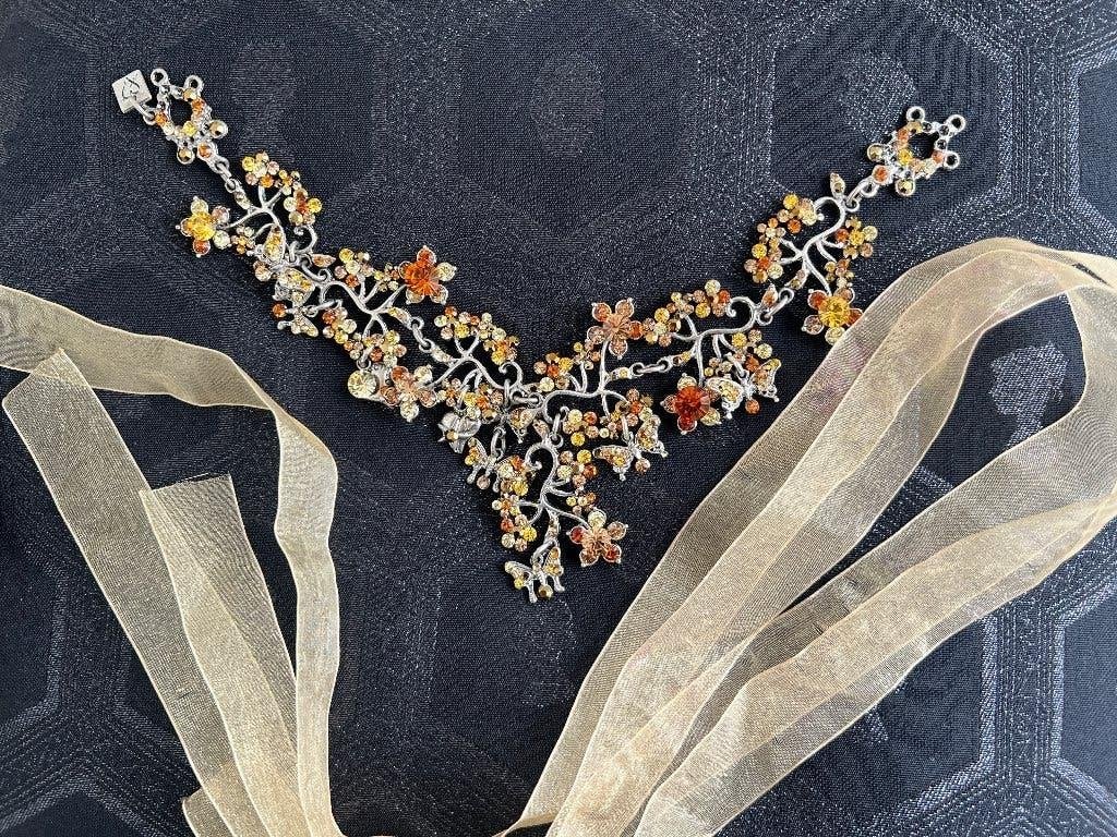 OTAZU ketting bloemetjes bijtjes geel bruin Swarovski, Overige materialen, Verzenden, Geel, Zo goed als nieuw