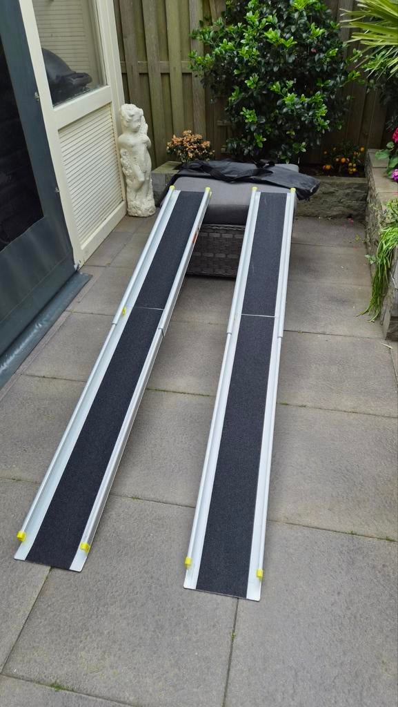 Aluminium oprijplaten set 2 stuks uitschuifbaar  tot 180 cm., Ophalen, Zo goed als nieuw