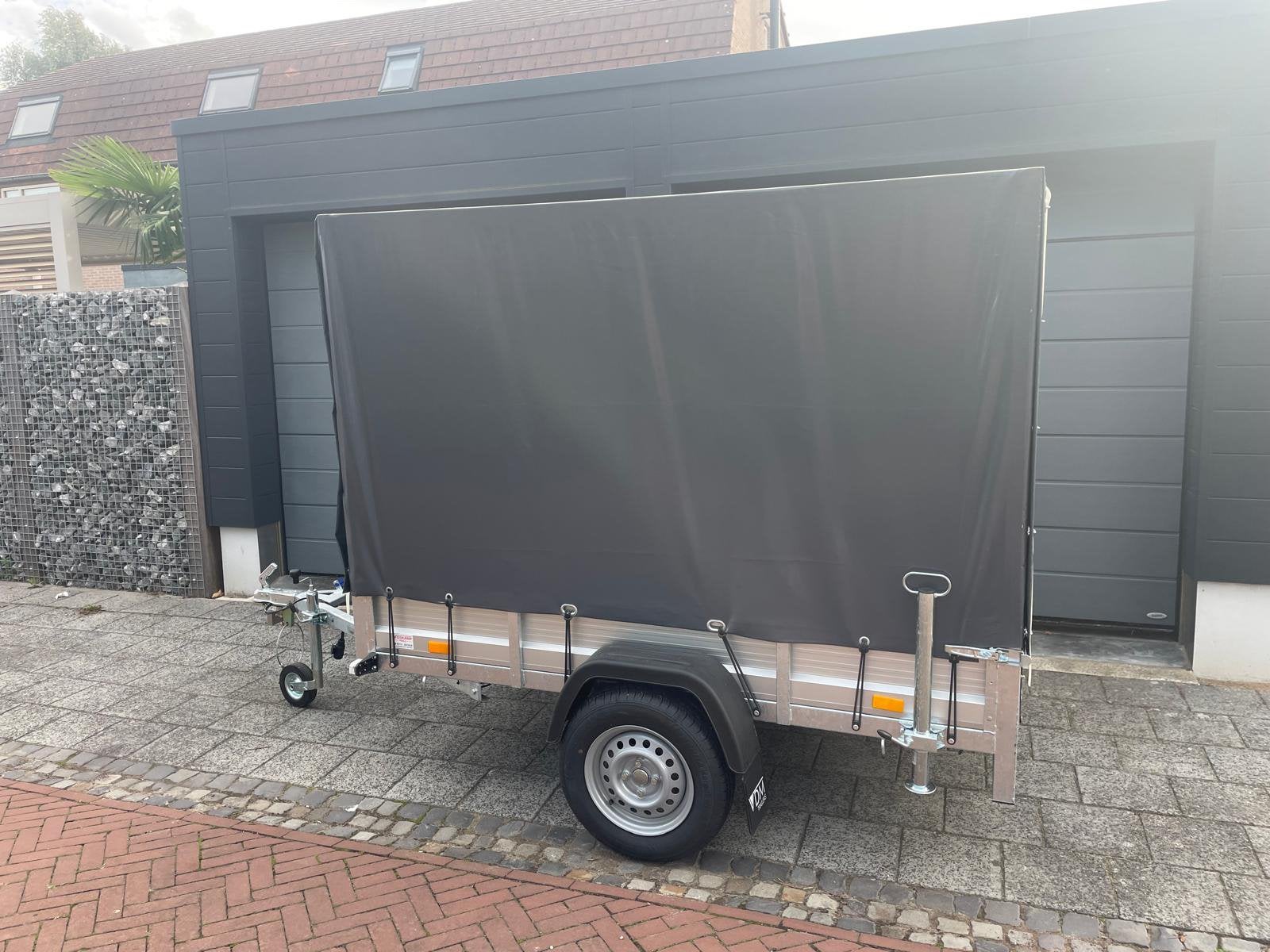 VDM  met huif  220x130cm  2026 met inrichting merk Alluca, Ophalen, Zo goed als nieuw