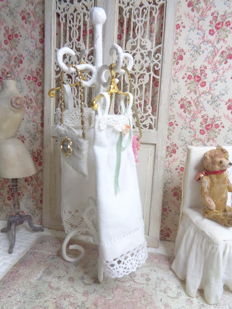 Brocante jurkjes en tasjes.......Poppenhuis 1:12…(nr V10), Verzamelen, Ophalen of Verzenden, Nieuw, Poppenhuis