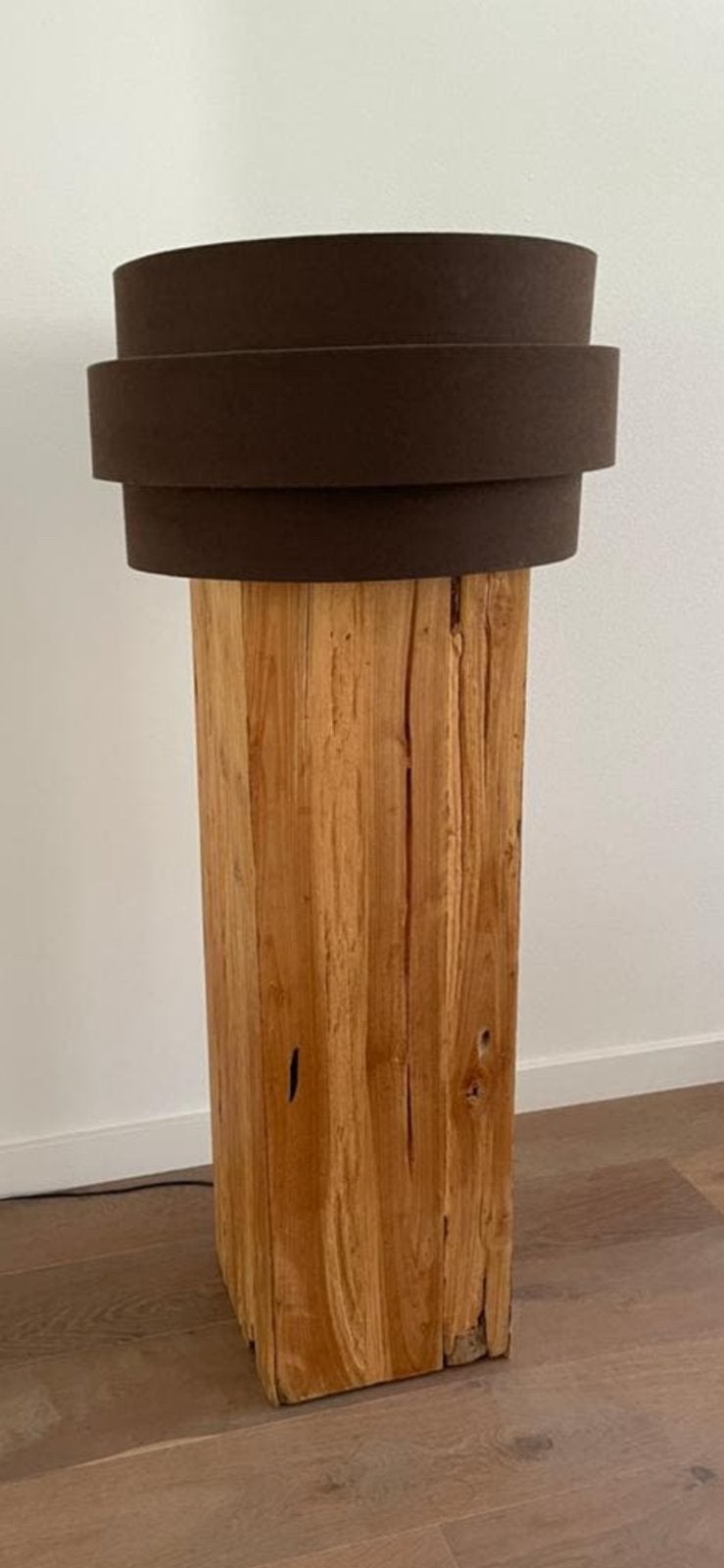 Robuuste houten vloerlamp, houten voet, bruine kap, Huis en Inrichting, Lampen | Vloerlampen, Ophalen, Zo goed als nieuw, Hout