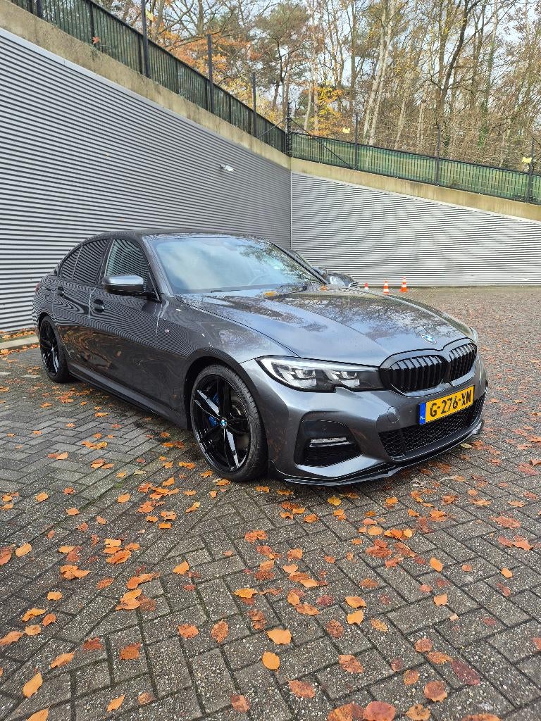 BMW 3-Serie 320i 184pk  Aut 2020 Grijs M pakket., Auto's, BMW, 1998 cc, Zwart, 4 cilinders, Origineel Nederlands